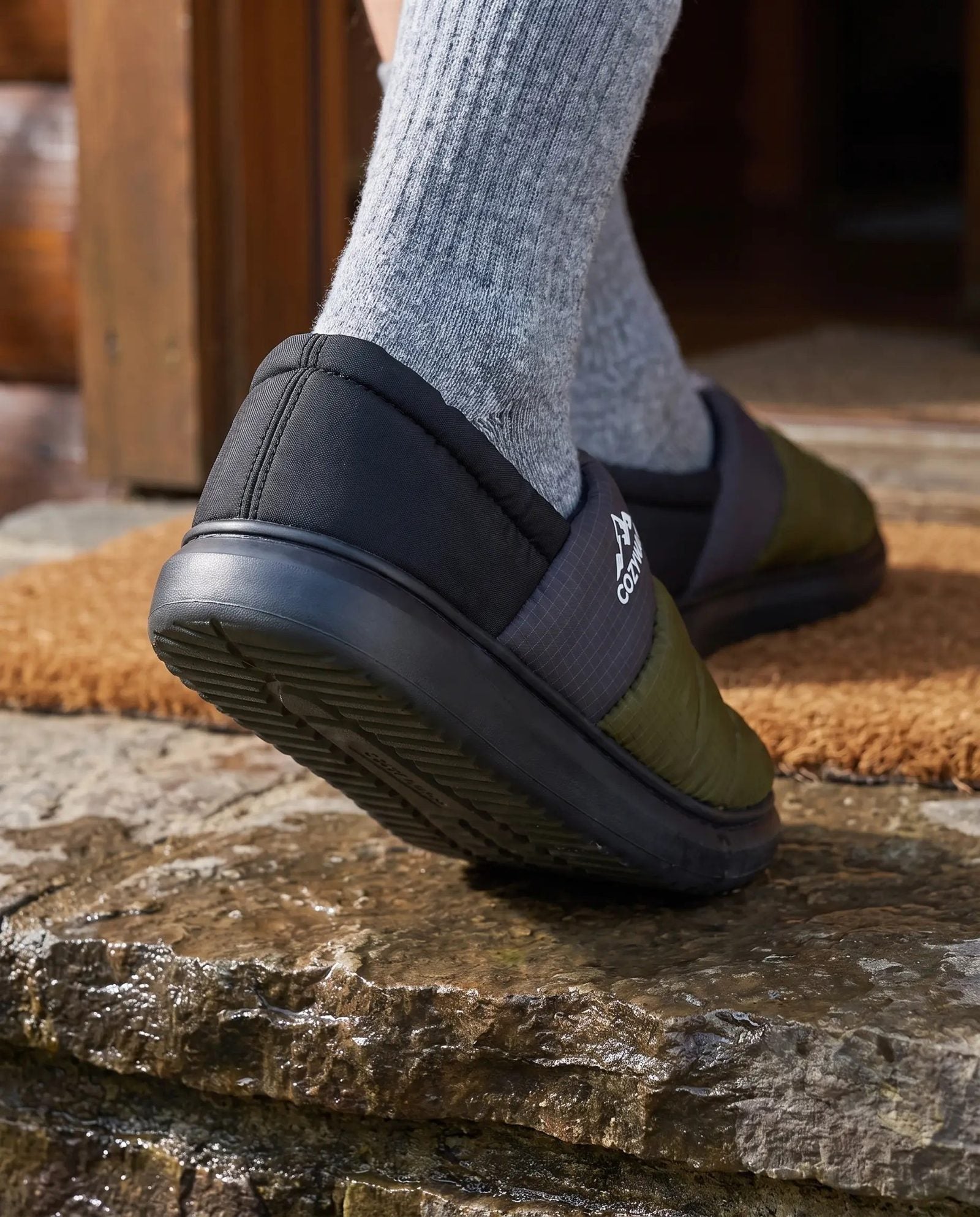 Closed all the way round the heel, so the step down doesn't take the slipper with it.